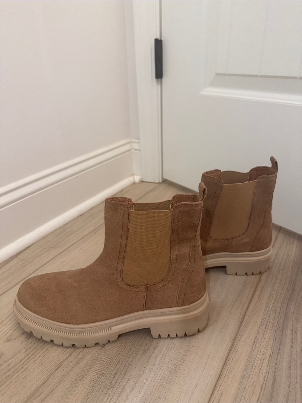 Women’s Chelsea Boot in Tan Suede